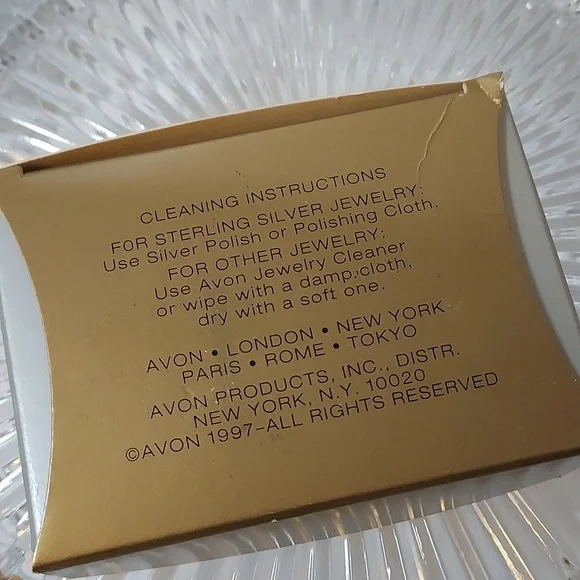 Avon Cameo Style Pendant and Chain 1997 - Picture 9 of 9